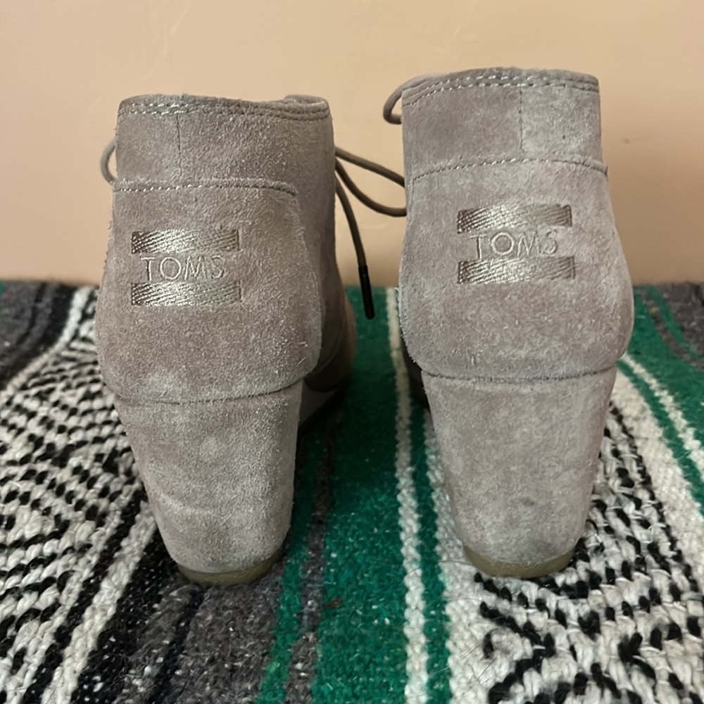TOMS Taupe Suede Wedge Ankle Boots women’s 7 - Picture 2 of 11